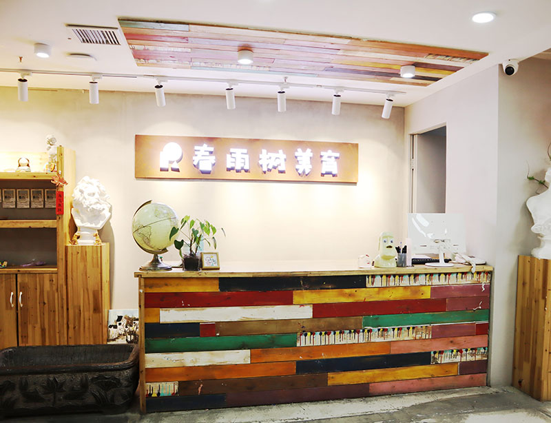 彩纸、黏土、素描、水彩和版画材料呈现阶梯式课程的课程意象图
